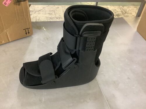BraceAbility Short Walking Boot, XL  - Lot 260