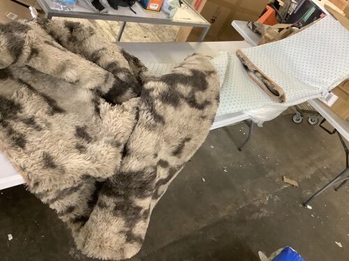 Shag Rug, Approx 8' x 12'  - Lot 261