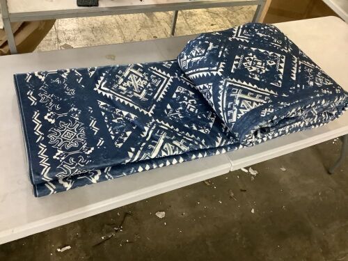 9' x 11' Washable Area Rug  - Lot 373