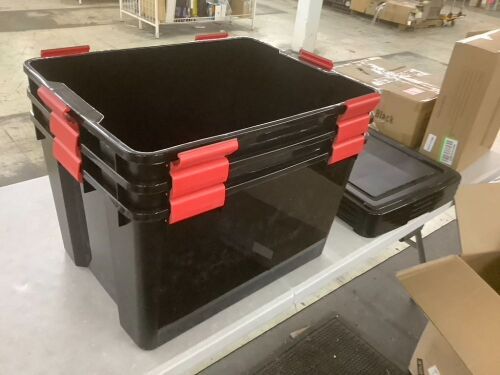 3 Storage Containers & 4 Lids  - Lot 440