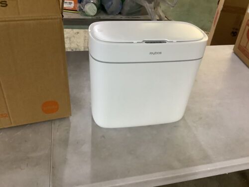 Joybos Small Trash Can with Lid  - Lot 574