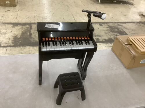 Kids Play Piano - Lot 638