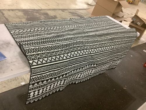 6' x 9' Area Rug  - Lot 777