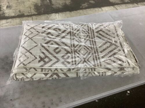 8' x 10' Area Rug  - Lot 781