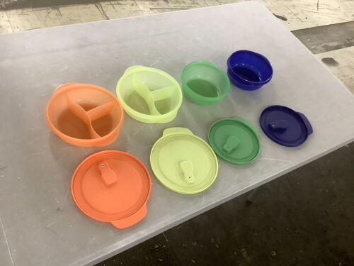 Lot of (4) Food Storage Containers with Lids - Lot 787