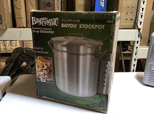 Bayou Classic 4042 42-Quart All-Purpose Aluminum Stockpot with Steam and Boil Basket. Appears New - Lot 333