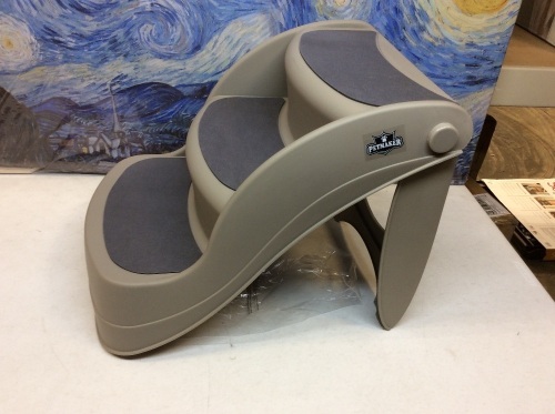 PETMAKER 14.5" Nonslip Foldable Pet Steps - 3 Steps, New. Appears New - Lot 495