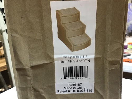 Pet Gear Cocoa Easy Step III Pet Stairs. Appears New - Lot 931