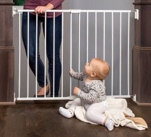 Regalo Top of Stair Safety Gate. Appears New. (Baby Not Included)  - Lot 942