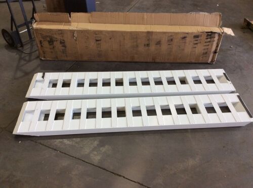 VEVOR 2 Pcs Aluminum Ramps 84x15" Heavy Duty 6000LBS Capacity  - Lot 84