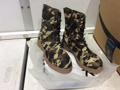 Lot of (12) Cinak Martens Women's Camo Boots, Size 8 - Lot 590
