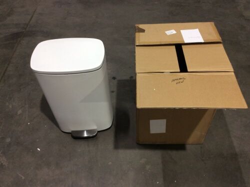 White Step Trash Can  - Lot 862
