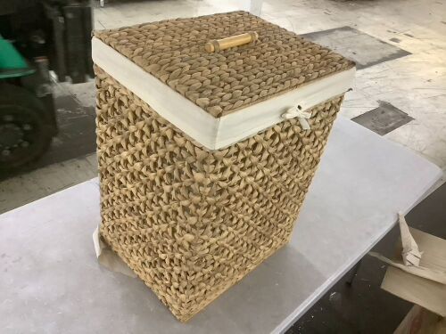 Laundry Hamper with Liner - Lot 163