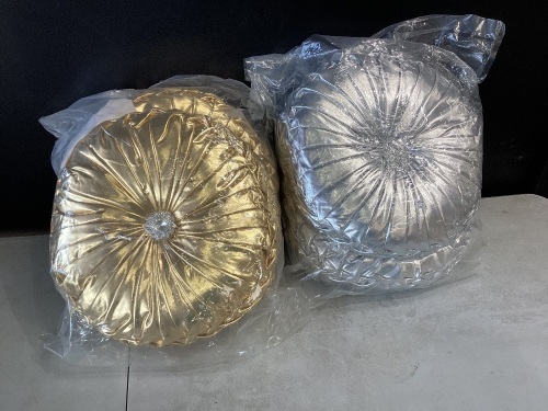 gold and silver metallic decorative pillows,lot of 4 - Lot 624