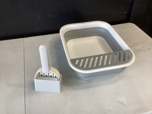 collapsable litter box, scoop and dock - Lot 572