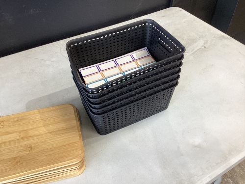 Plastic baskets with bamboo lids and labeling stickers, lot of 6 baskets with lids - Lot 595