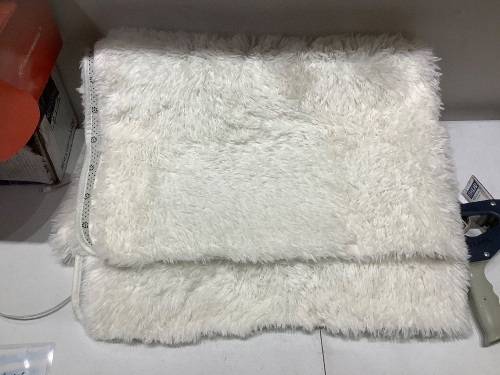 Orinova White Faux Bunny Fur Rug - Lot 377