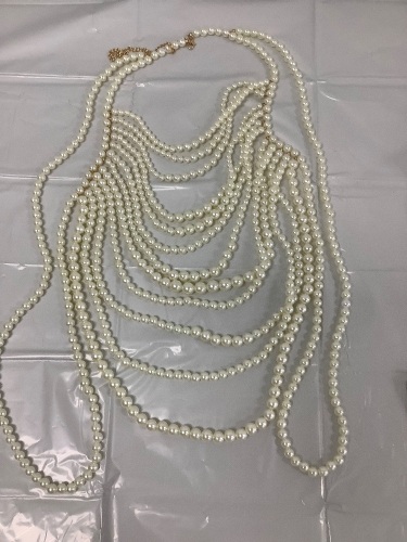 Pearl Necklace Drapes over Shoulder - Lot 1600