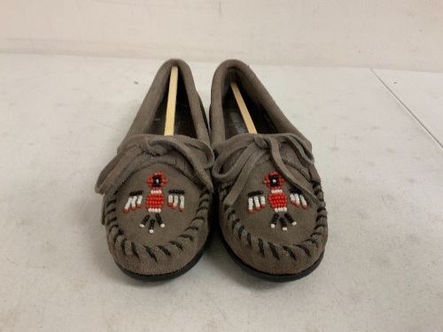 Minnetonka Womens Moccasin Slippers, 6, Appears New, Sold as is - Lot 105