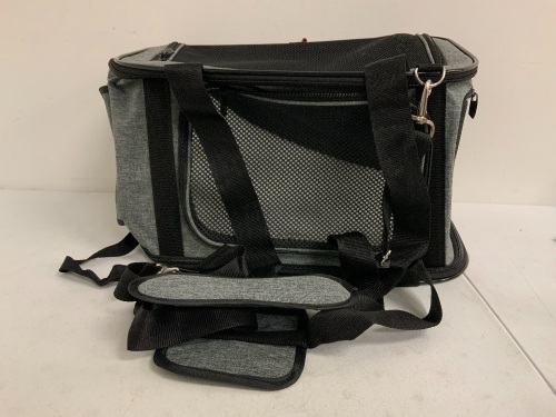 Pet Carrier, Appears new, Sold as is - Lot 136