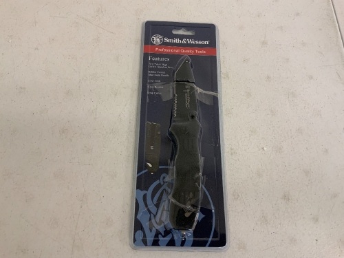 Smith and Wesson Knife, E-Commerce Return, Sold as is - Lot 311