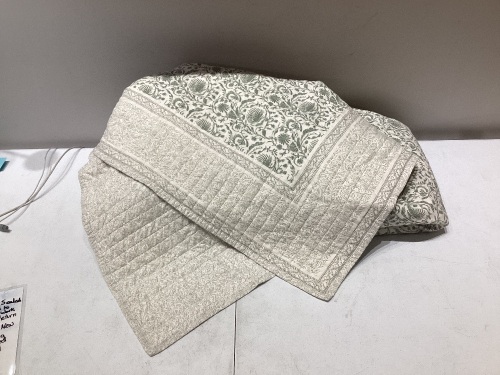 Threshold King sized Quilt Green and White - Lot 37
