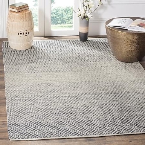 Safavieh Montauk Collection Area Rug 6'x9' Navy/ ivory - Lot 110