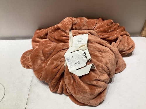 full/queen microplush blanket - Lot 185
