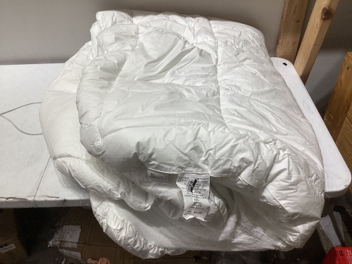 Queen Utra mattress topper - Lot 173