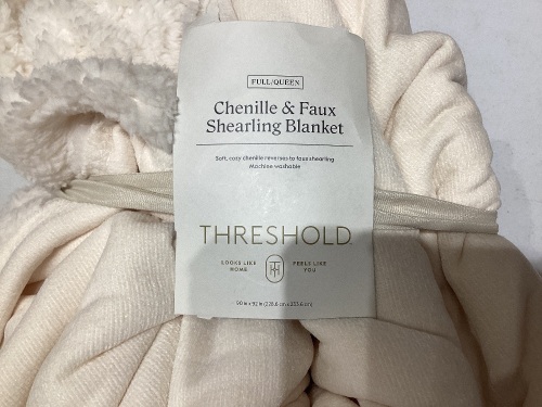 Full/Queen Chenille & Faux Shearling Blanket By Threshold - Lot 117