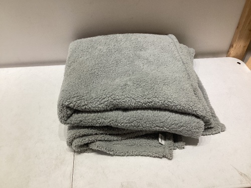 Queen/Full Faux Shearling Blanket - Lot 103