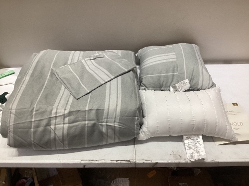 Threshold Comforter set - Lot 180