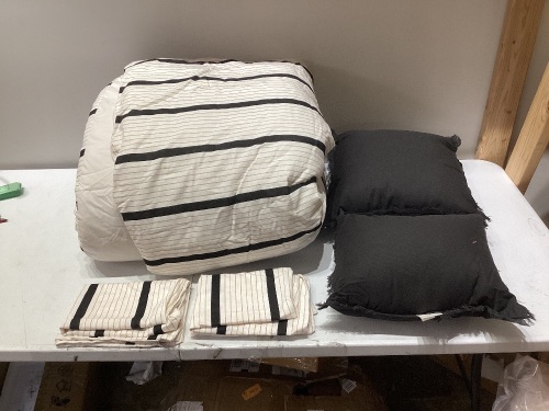 Bedding Set with Pillows by Threshold - Lot 206