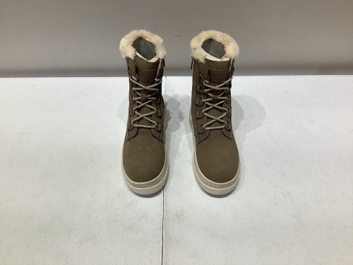 Levi's Size 7m Elise Z Boots - Lot 245