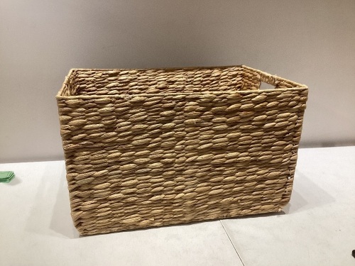 Xl Woven Water Hyacinth basket  - Lot 285