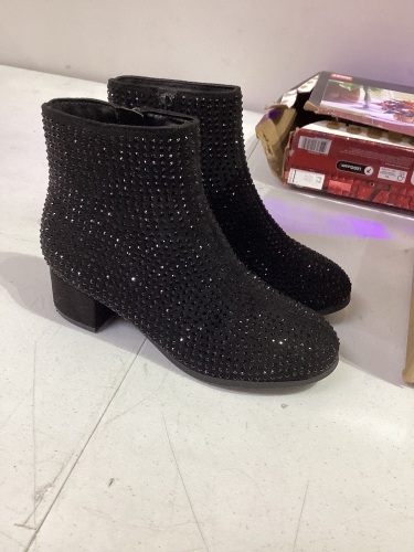 size 13 Black sparkle boots - Lot 326