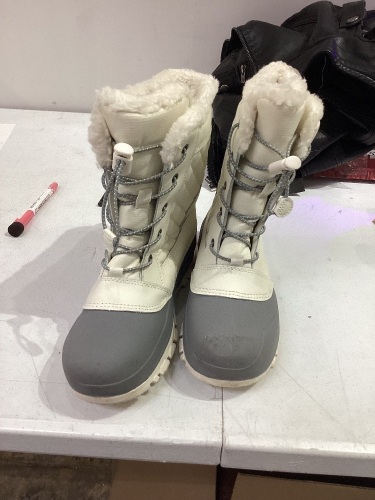 White Snow Boots Size 5  - Lot 555