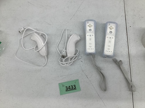 WII CONTROLLERS WITH NUNCHCKS - Lot 3433