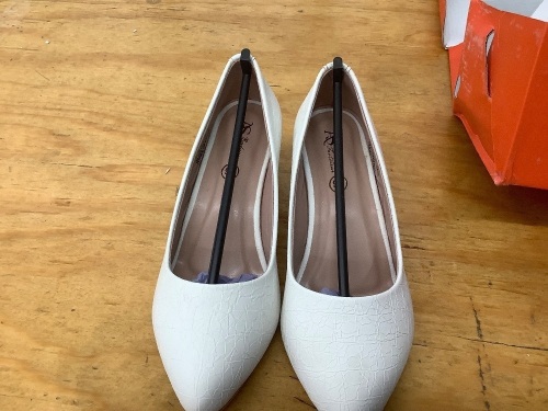 Anita Sarees Women's Textured Round Shoes - Lot 3481