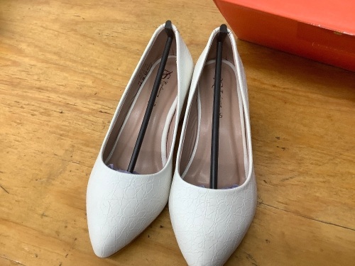 Anita Sarees Women's Textured Round Shoes - Lot 3482