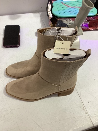 Size 7.5 Memory Foam Zippered Boots - Lot 111