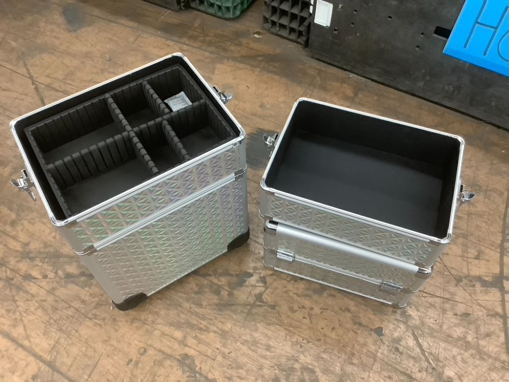 Rolling Makeup Train Case  - Image 4 - Lot 335