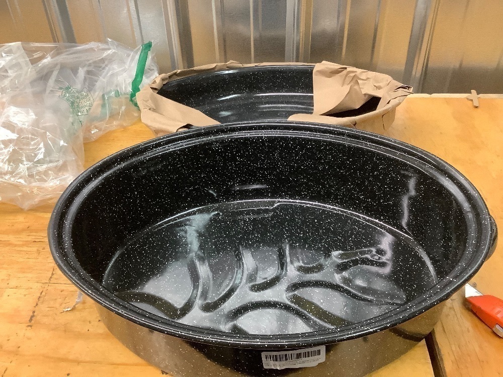 Granite Ware 19 inch oval roaster with Lid enameled steel design to accommodate up to 20 lb poultry/roast. Resists up to 932°F - Image 2 - Lot 3912
