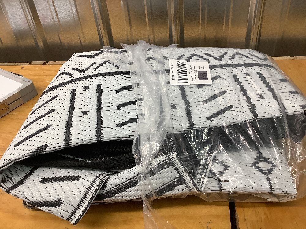 5x8 Outdoor Area Rug - Image 3 - Lot 4131