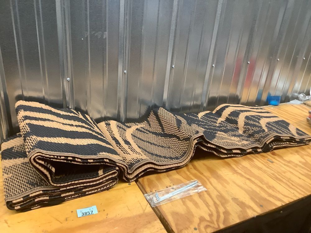 Large Outdoor Area Rug - Image 3 - Lot 3857