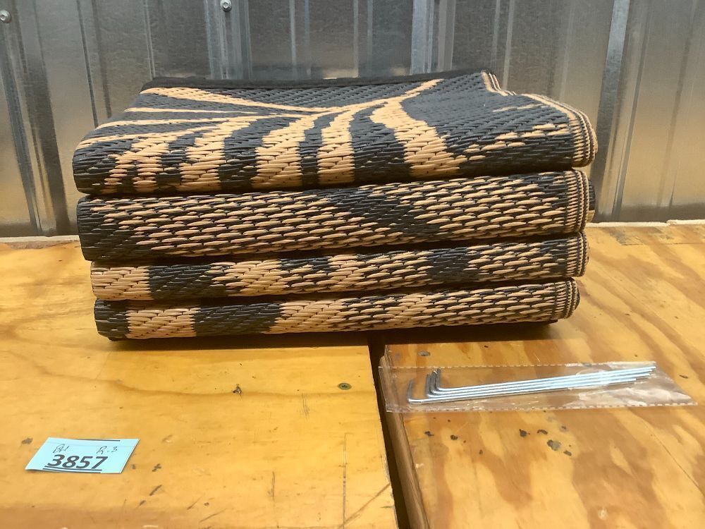 Large Outdoor Area Rug - Image 5 - Lot 3857