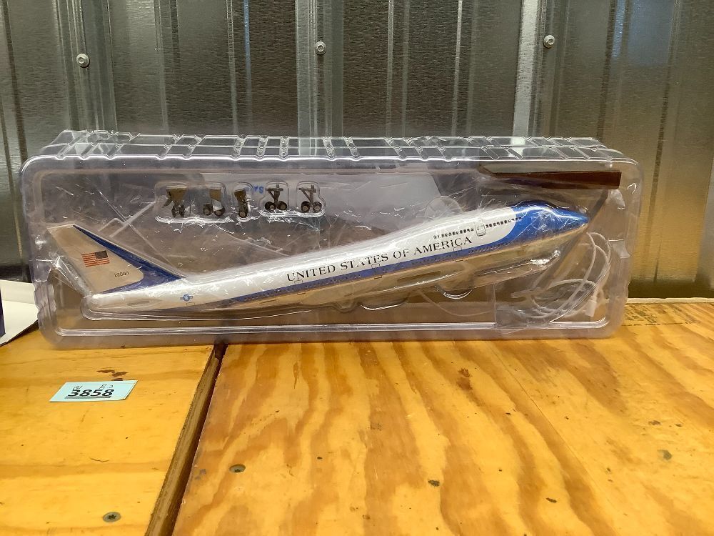 24-Hours 18” 1:130 Airplane Model South China Boeing 787 Model Plane with LED Light(Touch or Sound Control) for Decoration or Gift - Image 2 - Lot 3858