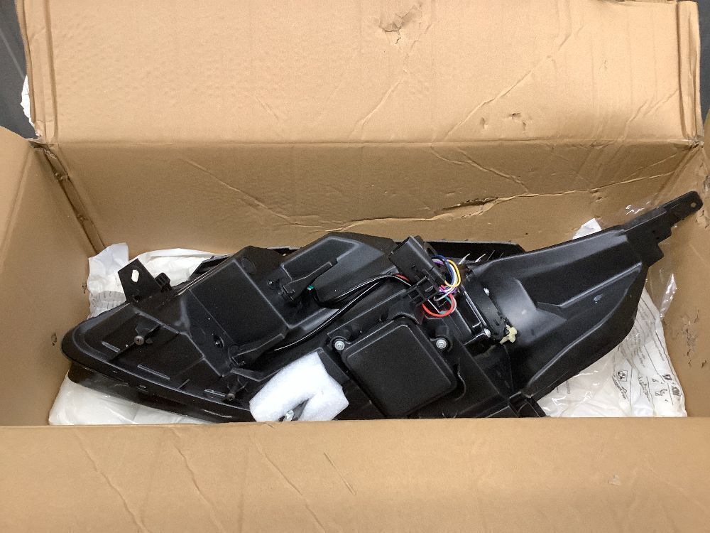 Headlight for Unknown Vehicle - Image 2 - Lot 4295