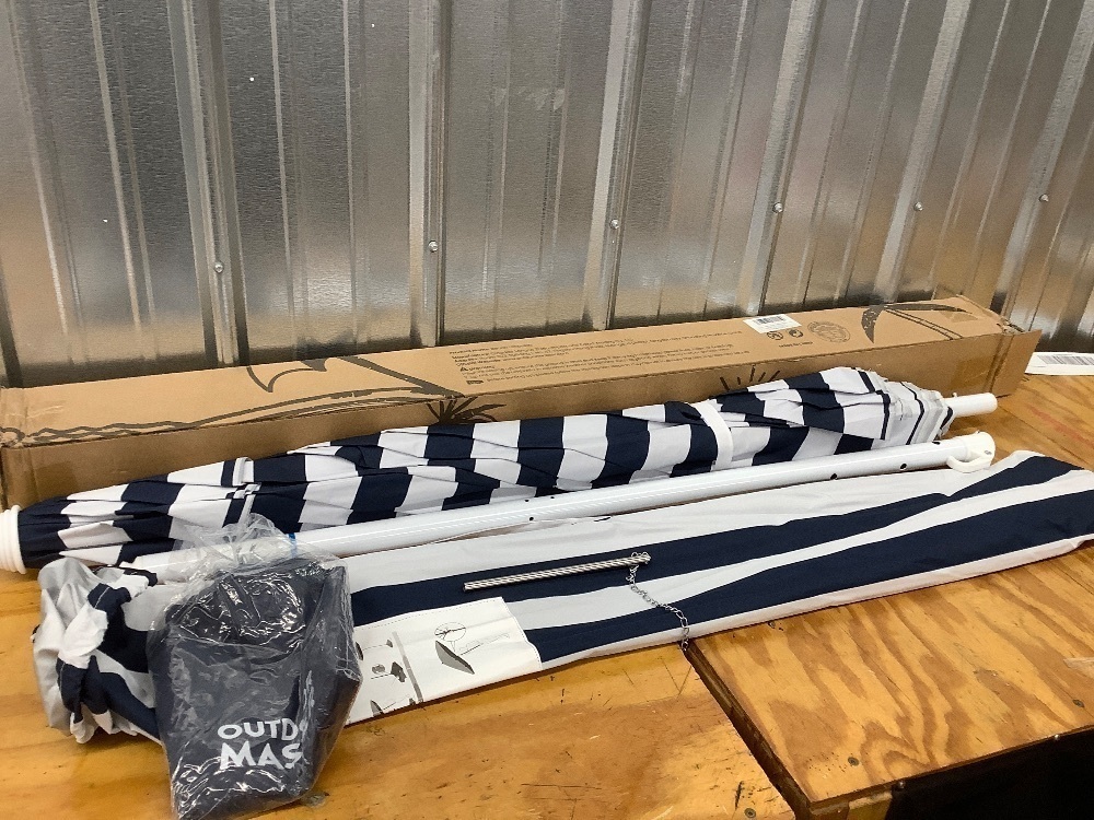 outdoormaster beach umbrella with sand bag and cup holder 6.5ft - Image 2 - Lot 4327