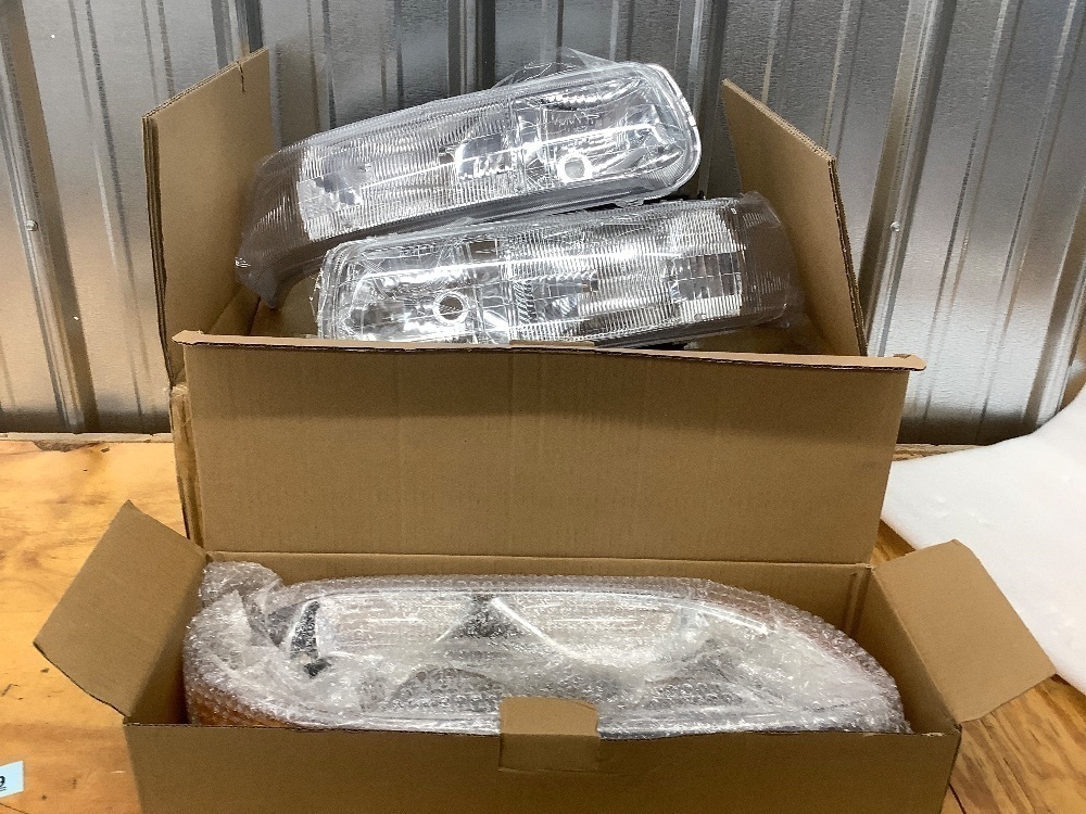 headlight assembly - Image 1 - Lot 4329